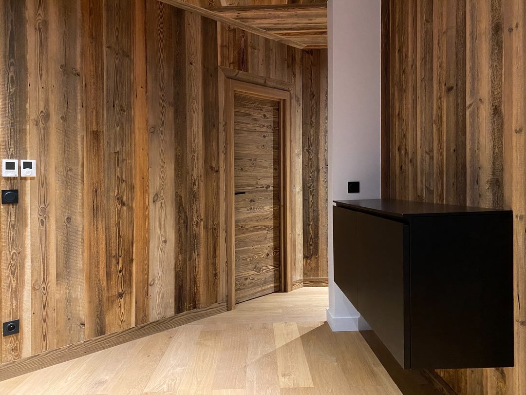 Couloir rénové avec les lames de bois Stickwood