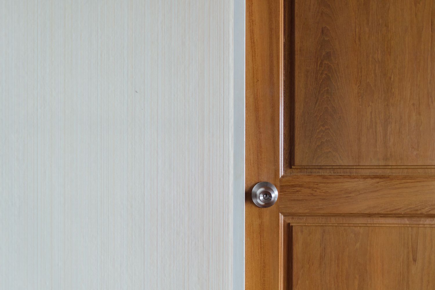 Zoom sur une porte en bois et sa serrure