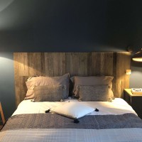 tête de lit en lames de vieux bois 