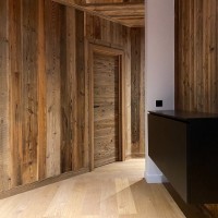 Couloir rénové avec les lames de bois Stickwood