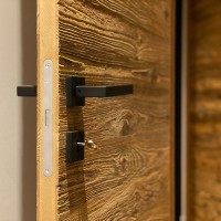 Zoom sur une porte en bois et sa poignée
