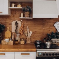 gros plan d'une cuisine moderne et confortable dans des couleurs blanches et brunes