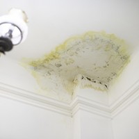 Tache jaune plafond