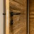 Zoom sur une porte en bois et sa poignée
