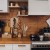 gros plan d'une cuisine moderne et confortable dans des couleurs blanches et brunes