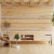 Salon lumineux avec mur en bois, mobilier contemporain et plantes