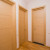 Couloir intérieur avec plusieurs portes en bois clair