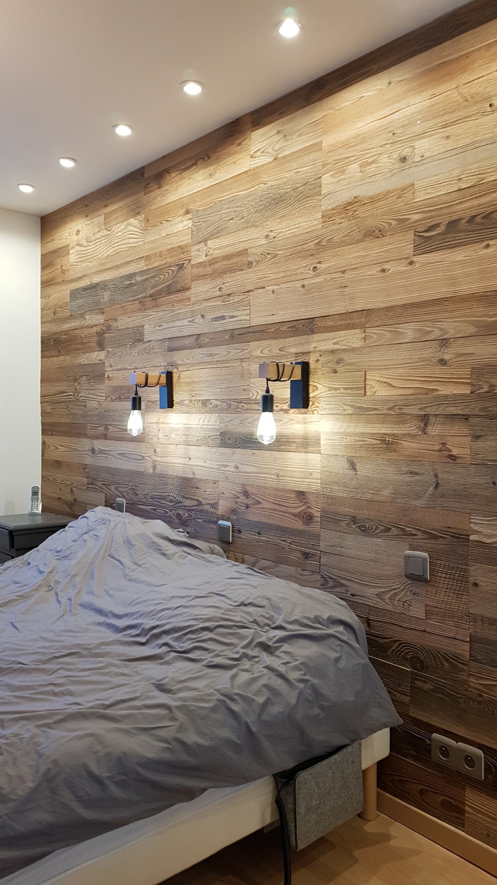 Une chambre mise en valeur par le vieux bois WoodLeaf