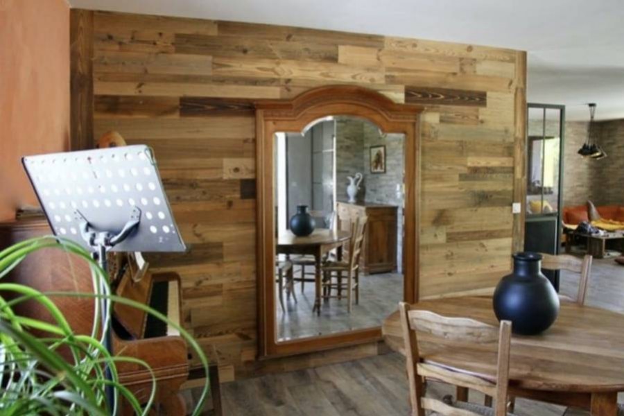 mur en bois salon