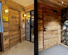 Porte intérieur vieux bois horizontal restaurant la biche