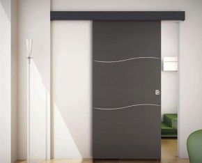 Une porte en bois stratifié coulissante