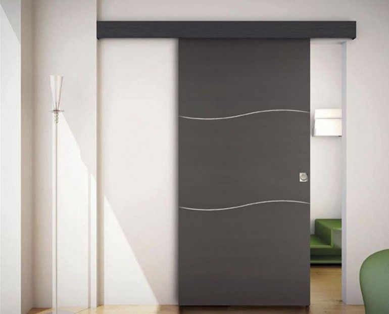 Une porte en bois stratifié coulissante
